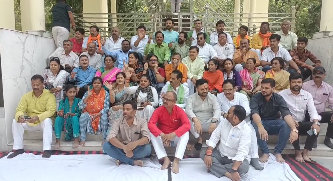 अखिलेश यादव के खिलाफ प्रदर्शन करते भाजपाई अखिलेश यादव के खिलाफ प्रदर्शन करते भाजपाई
