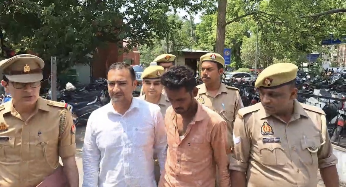 पुलिस की गिरफ़्त में आरोपी पुलिस की गिरफ़्त में आरोपी