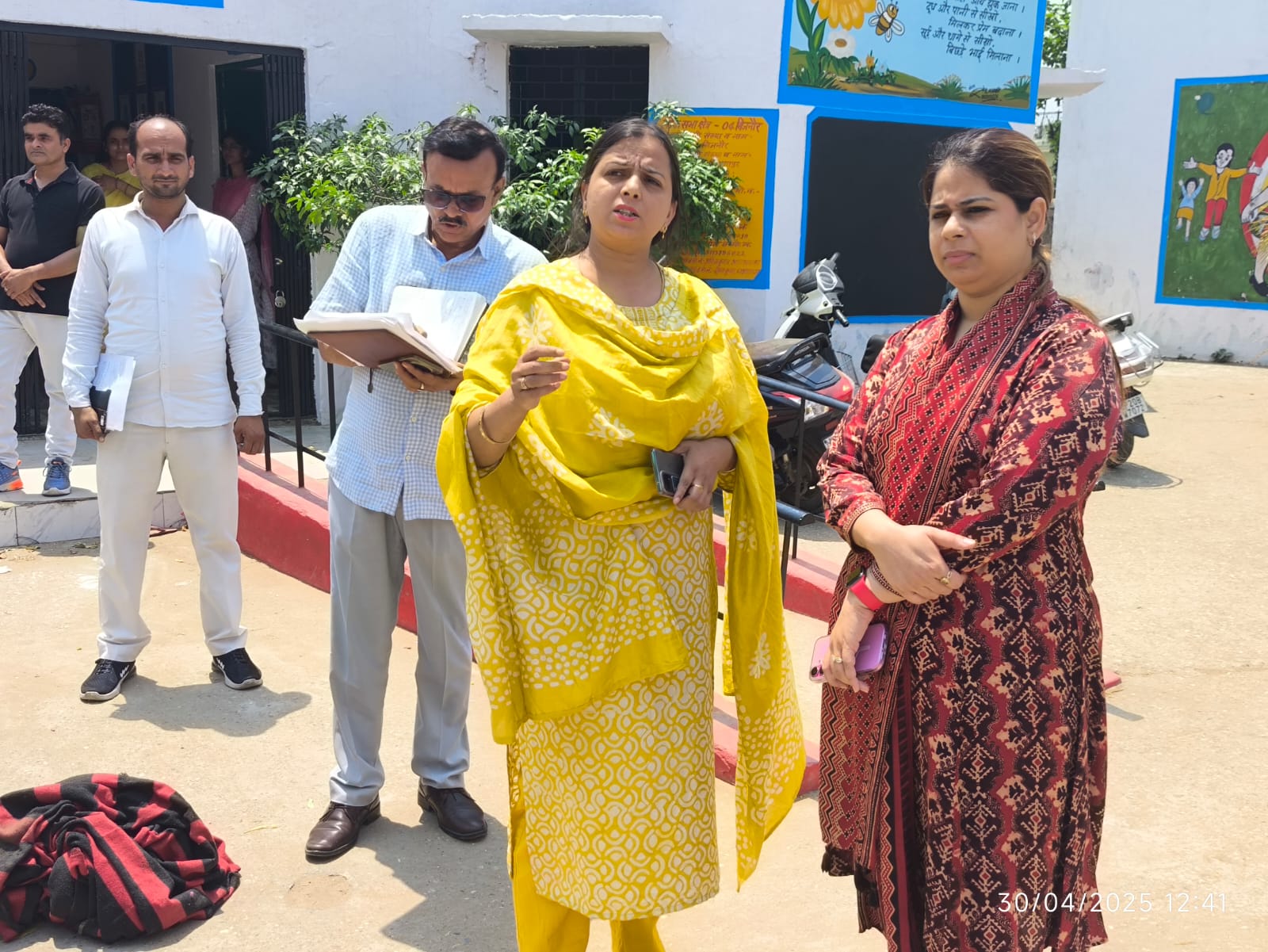 विद्यालय का निरीक्षण करते हुए डीएम विद्यालय का निरीक्षण करते हुए डीएम