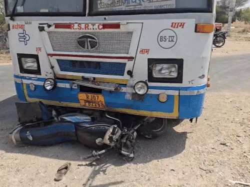 रोडवेज बस ने बाइक को टक्कर मार दी। रोडवेज बस ने बाइक को टक्कर मार दी।