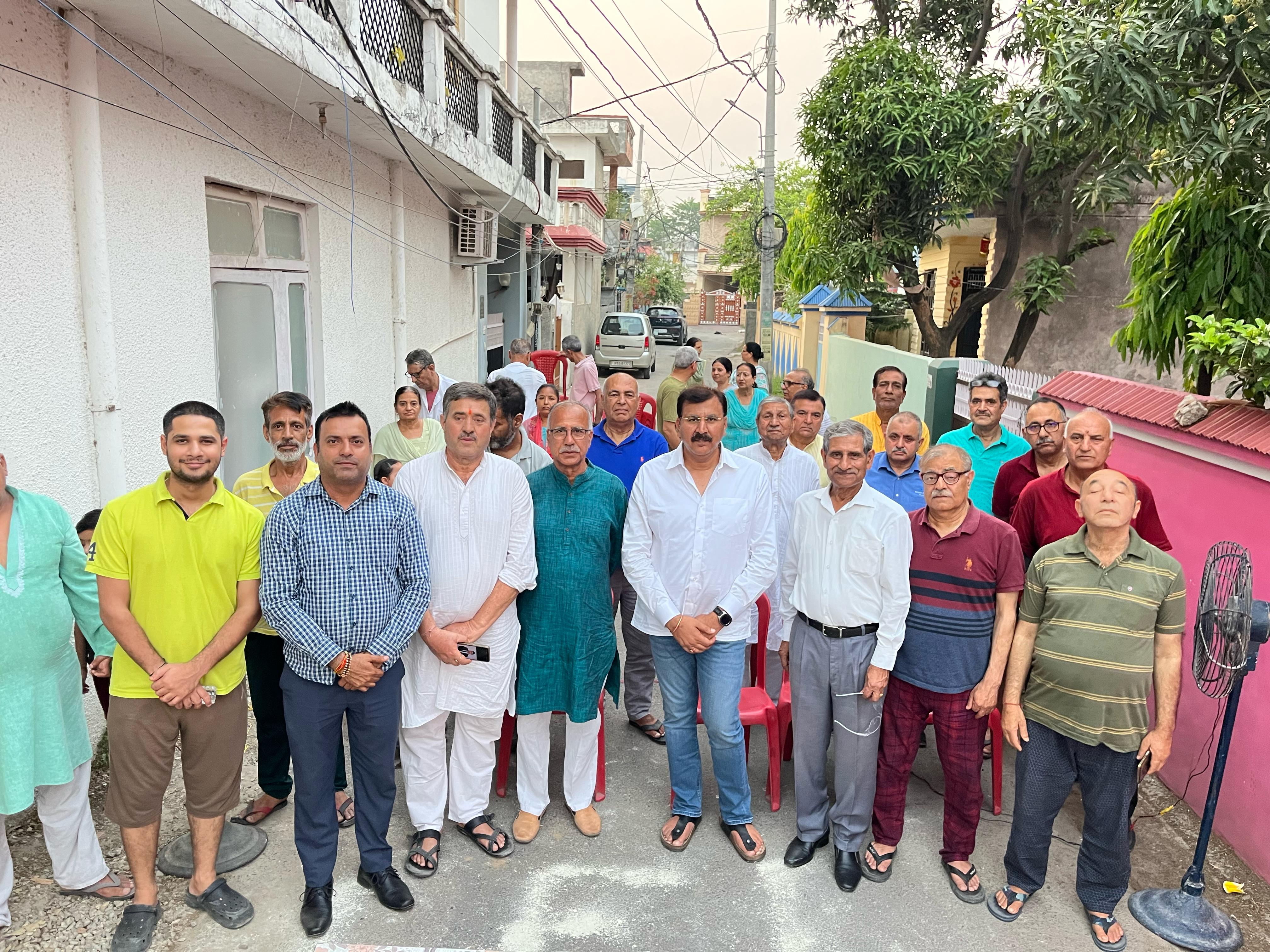 विधायक ने हजूरी बाग का दौरा कर लोगों की शिकायतें सुनीं विधायक ने हजूरी बाग का दौरा कर लोगों की शिकायतें सुनीं
