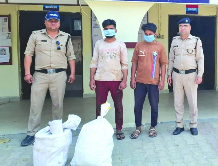 पुलिस गिरफ्त में आरोपित पुलिस गिरफ्त में आरोपित
