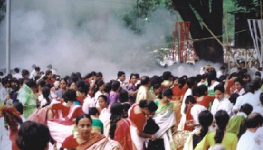 बांग्लादेश की राजधानी ढाका के रमना बटामुल में 14 अप्रैल, 2001 को हुए विस्फोट में 10 लोगों की मौत हुई थी। बांग्लादेश की राजधानी ढाका के रमना बटामुल में 14 अप्रैल, 2001 को हुए विस्फोट में 10 लोगों की मौत हुई थी।