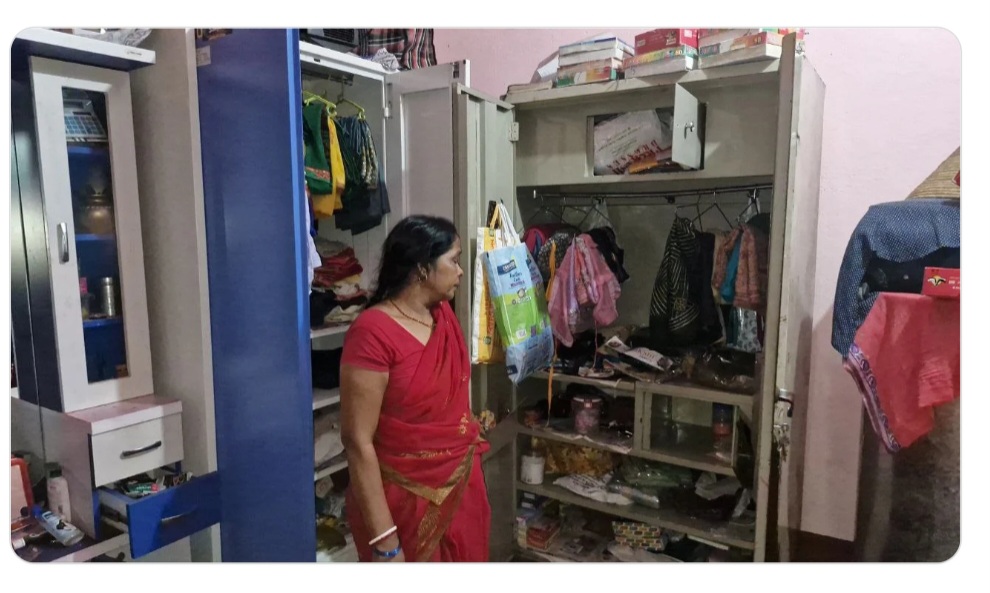 लुटे समान का मुआयना करती गृहस्वामिनी लुटे समान का मुआयना करती गृहस्वामिनी