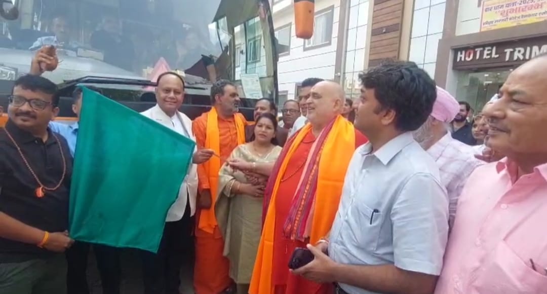 चार धाम यात्रा को रवाना करते ओमप्रकाश जमदग्नि चार धाम यात्रा को रवाना करते ओमप्रकाश जमदग्नि