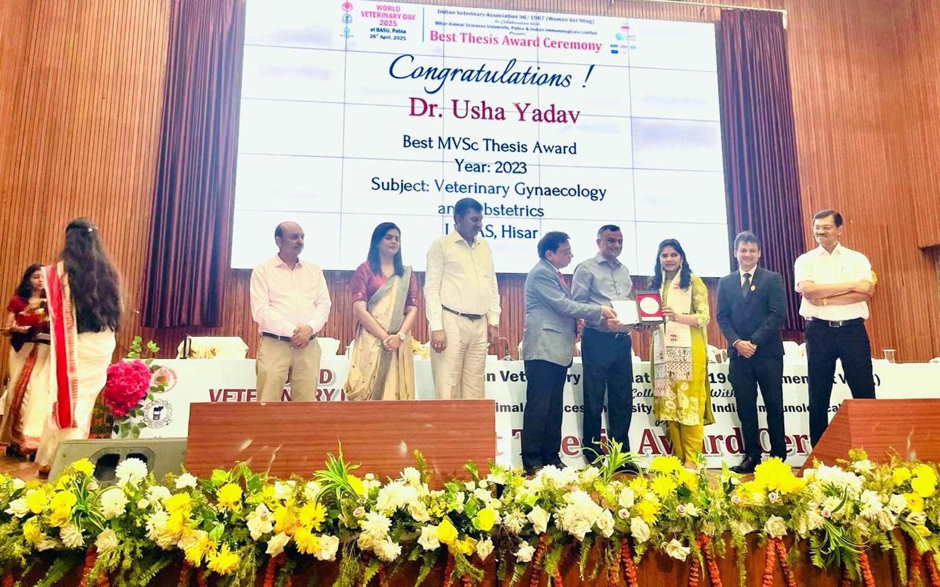 उत्कृष्ट प्रदर्शन करने वालों को सम्मानित करते अधिकारी। उत्कृष्ट प्रदर्शन करने वालों को सम्मानित करते अधिकारी।