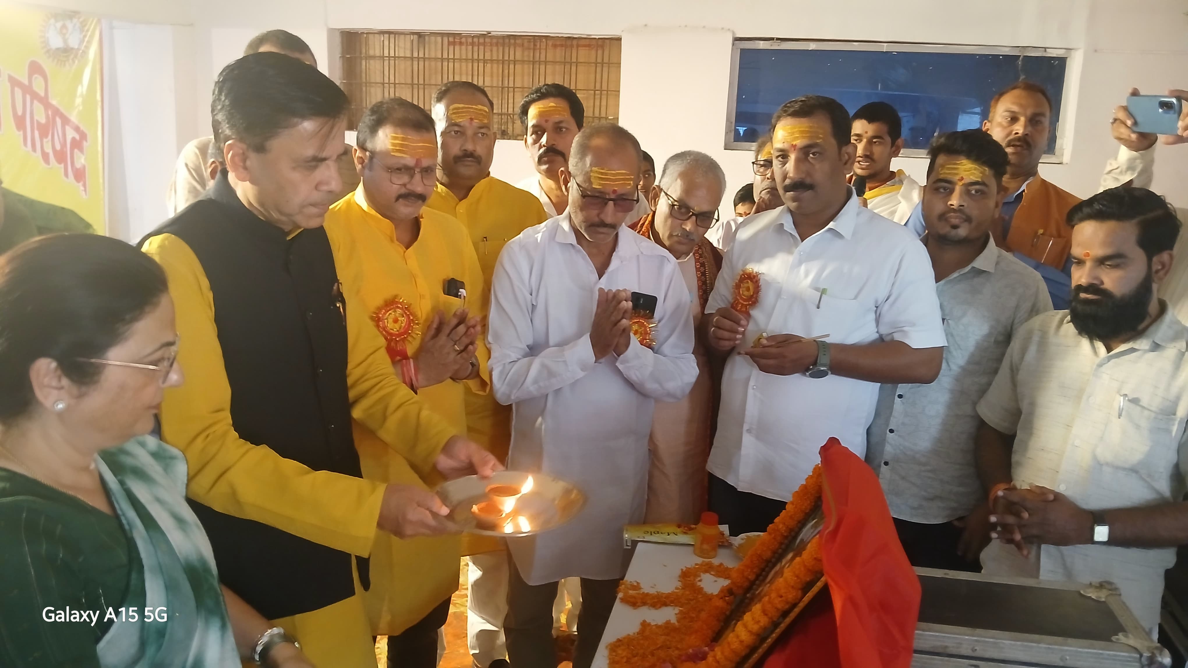 फोटोसांसद सदरपूजा करते फोटोसांसद सदरपूजा करते