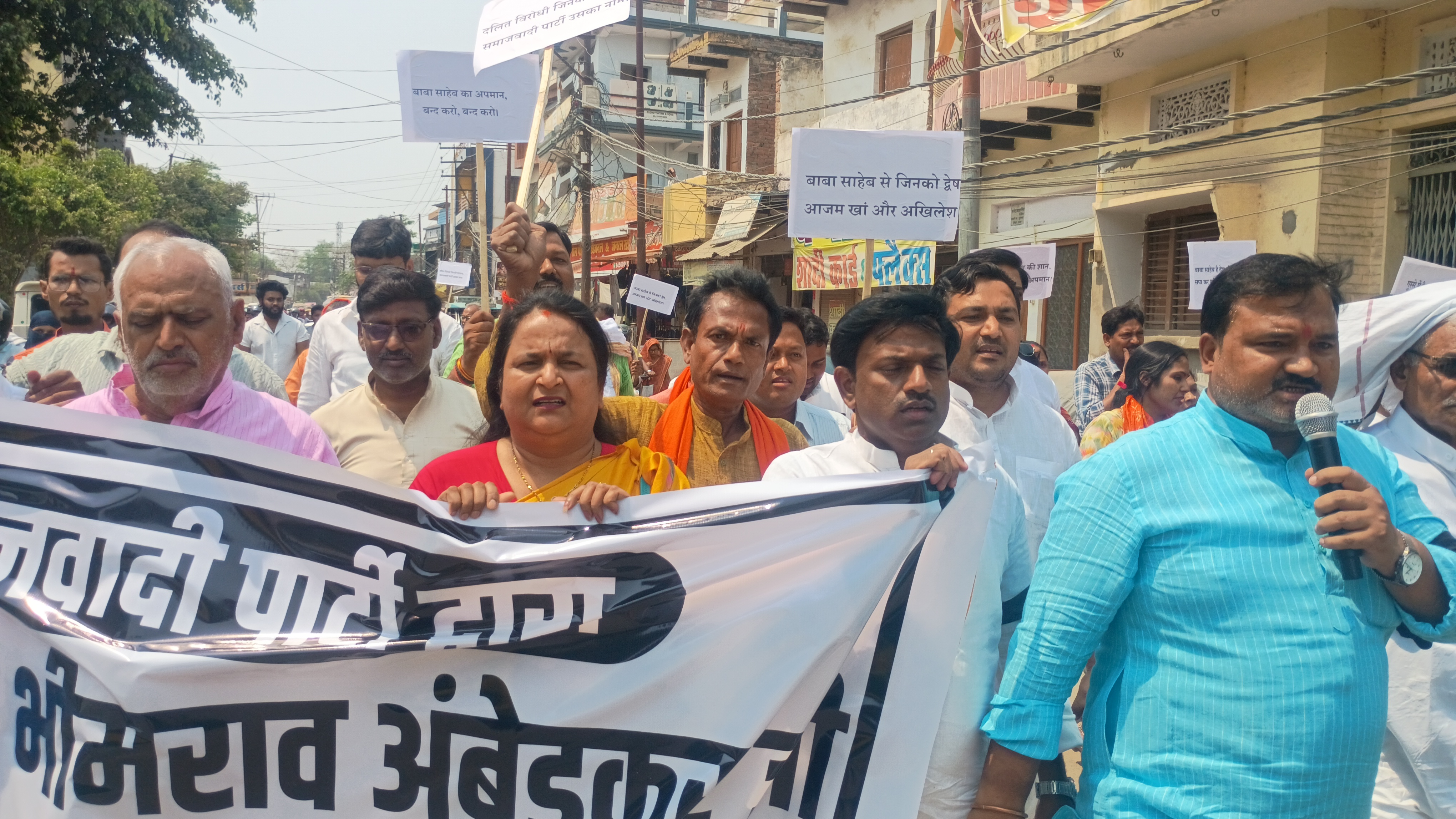 प्रदर्शन करते हुए बीजेपी नेता प्रदर्शन करते हुए बीजेपी नेता