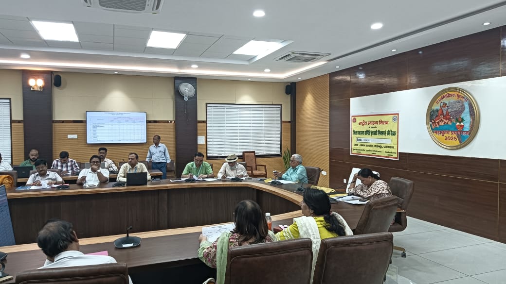 स्वास्थ्य कार्यक्रमों की समीक्षा बैठक करती सीडीओं एवं अन्य अधिकरियों का छाया चित्र स्वास्थ्य कार्यक्रमों की समीक्षा बैठक करती सीडीओं एवं अन्य अधिकरियों का छाया चित्र