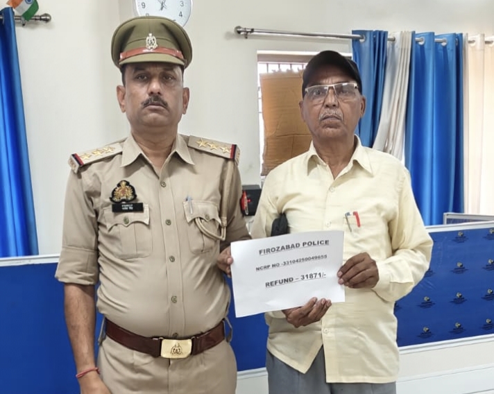 पैसे लौटवाती पुलिस टीम पैसे लौटवाती पुलिस टीम