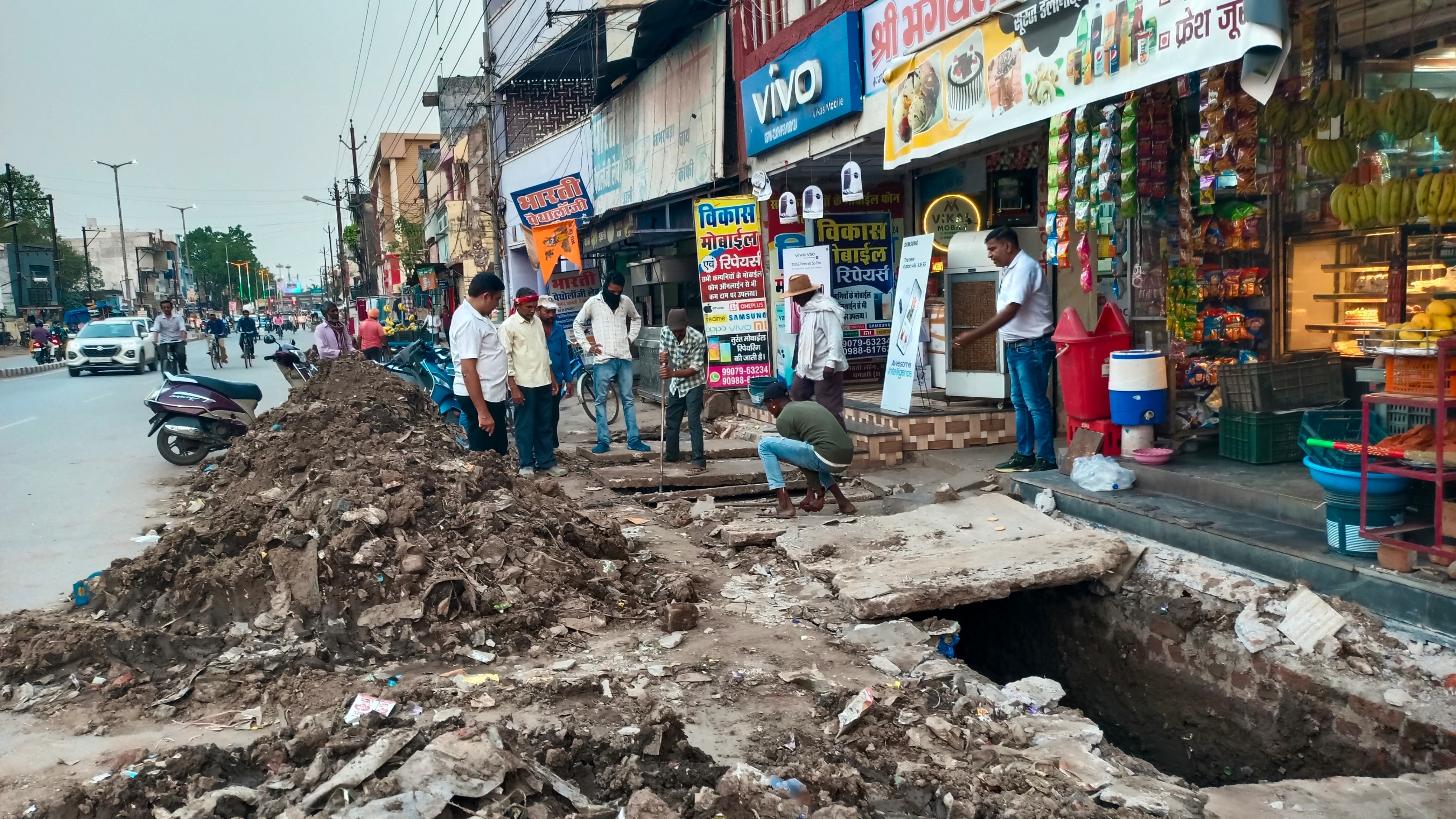 निकासी नालियों की हो रही सफाई निकासी नालियों की हो रही सफाई