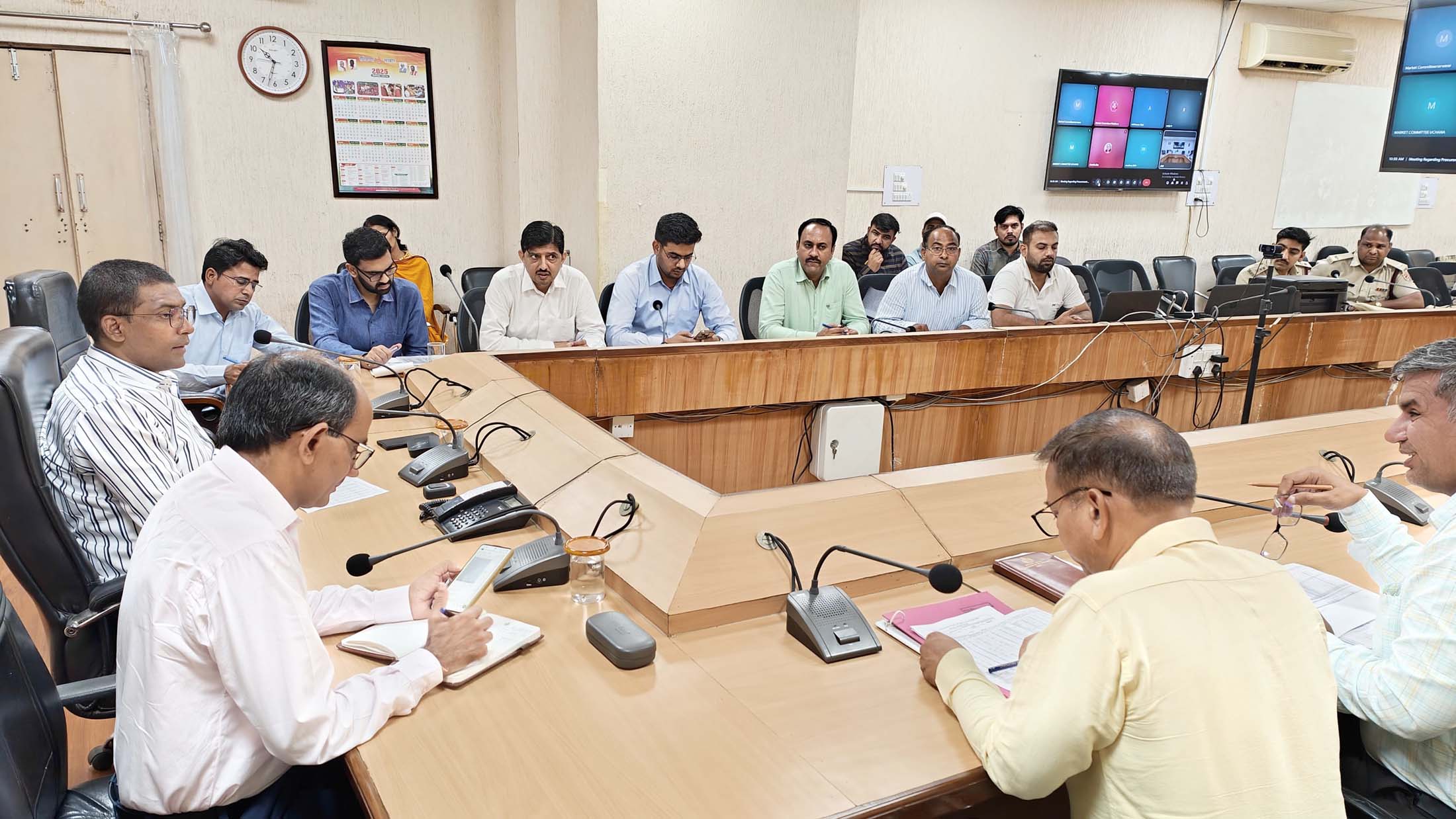 गेहूं के उठान कार्य को लेकर अधिकारियों की बैठक लेते हुए डीसी मोहम्मद इमरान रजा। गेहूं के उठान कार्य को लेकर अधिकारियों की बैठक लेते हुए डीसी मोहम्मद इमरान रजा।