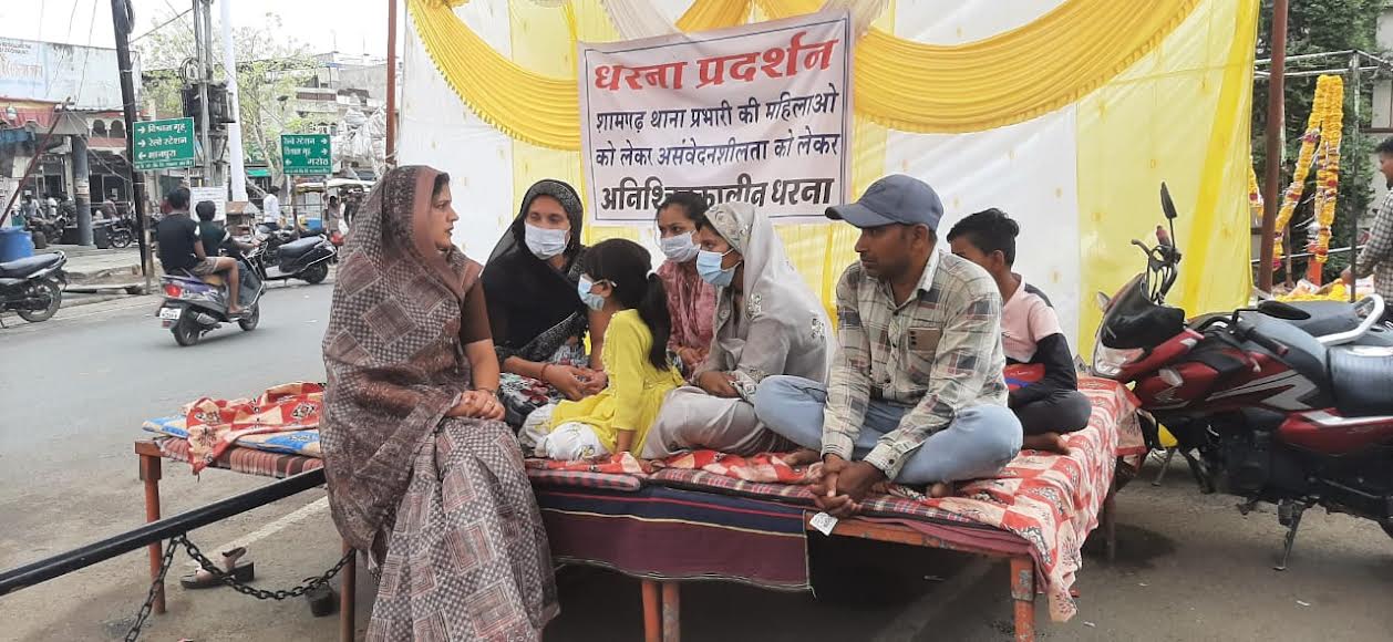 नाबालिग ने कि 7 साल की बच्ची से छेड़छाड़, धरने पर बैठा परिवार, पिता का आरोप- टीआई ने समझौते का दबाव बनाया नाबालिग ने कि 7 साल की बच्ची से छेड़छाड़, धरने पर बैठा परिवार, पिता का आरोप- टीआई ने समझौते का दबाव बनाया