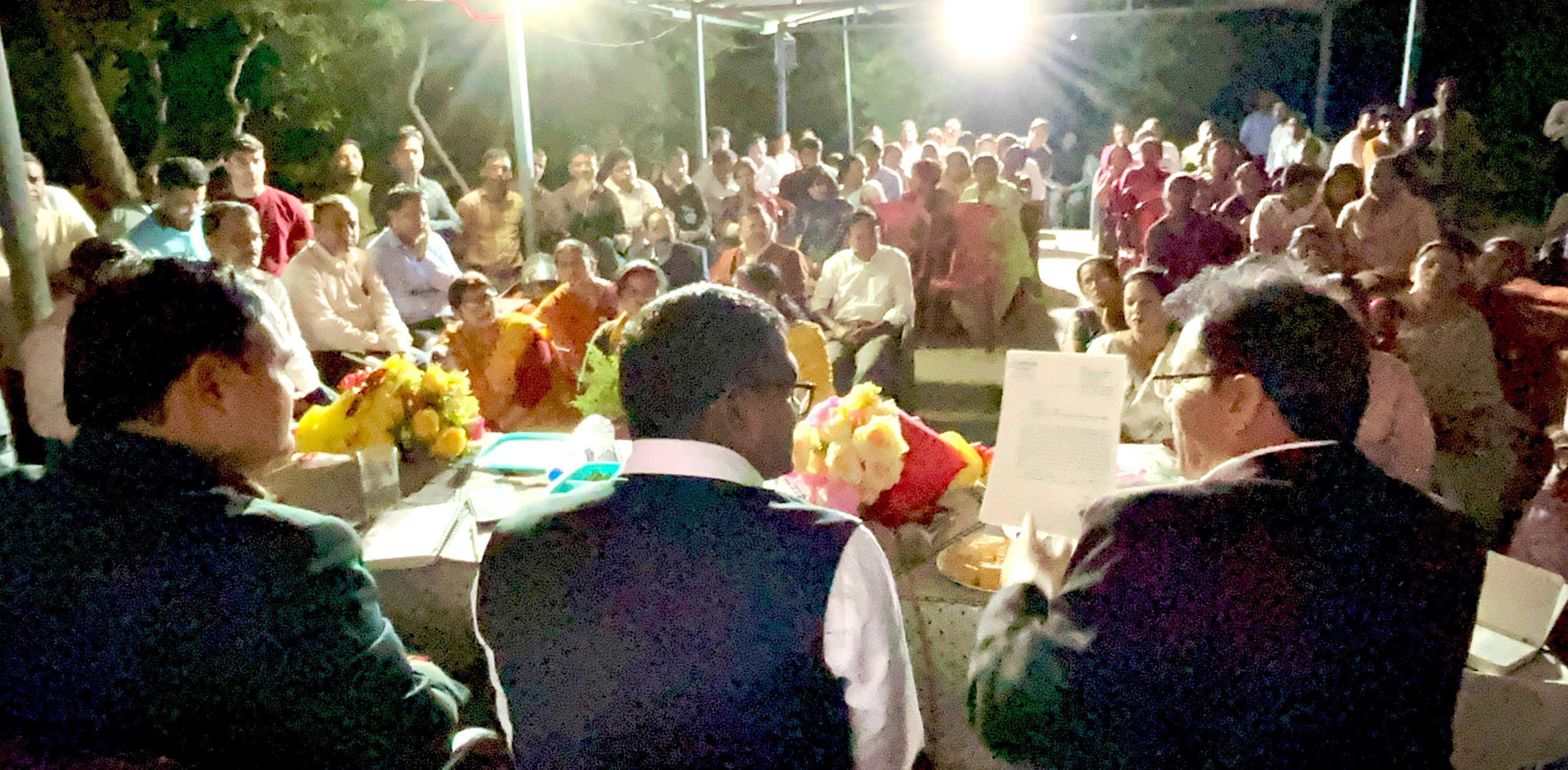 रात्रि चौपाल में उपस्थित अधिकारी, जन प्रतिनिधि एवं ग्रामीण। रात्रि चौपाल में उपस्थित अधिकारी, जन प्रतिनिधि एवं ग्रामीण।