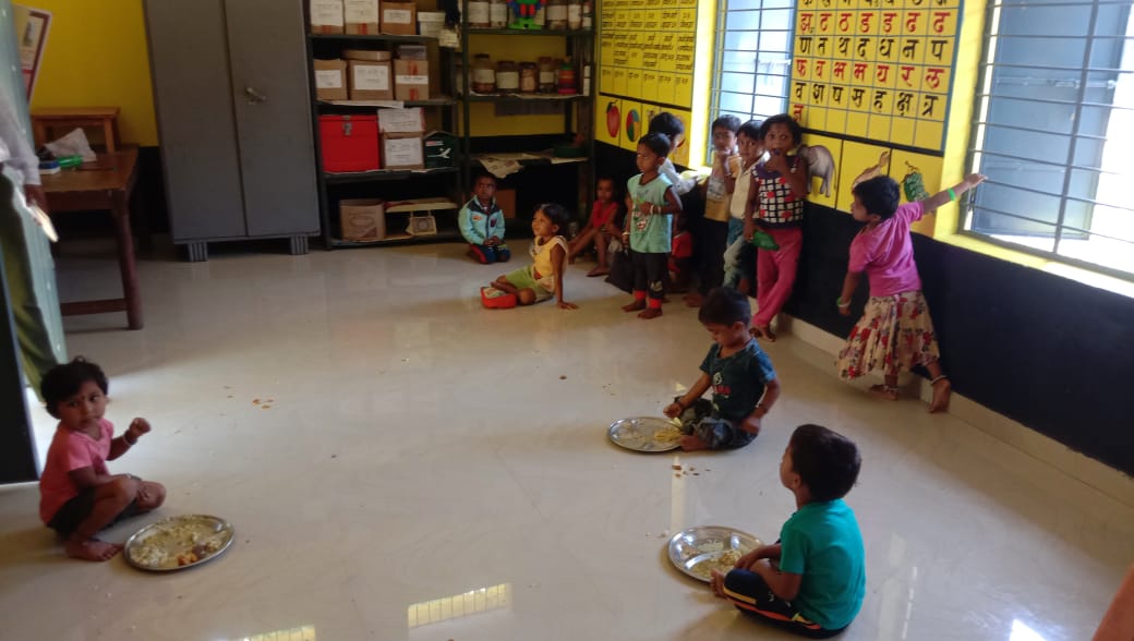 आंगनबाड़ी केंद्र में बैठे हुए बच्चे। आंगनबाड़ी केंद्र में बैठे हुए बच्चे।