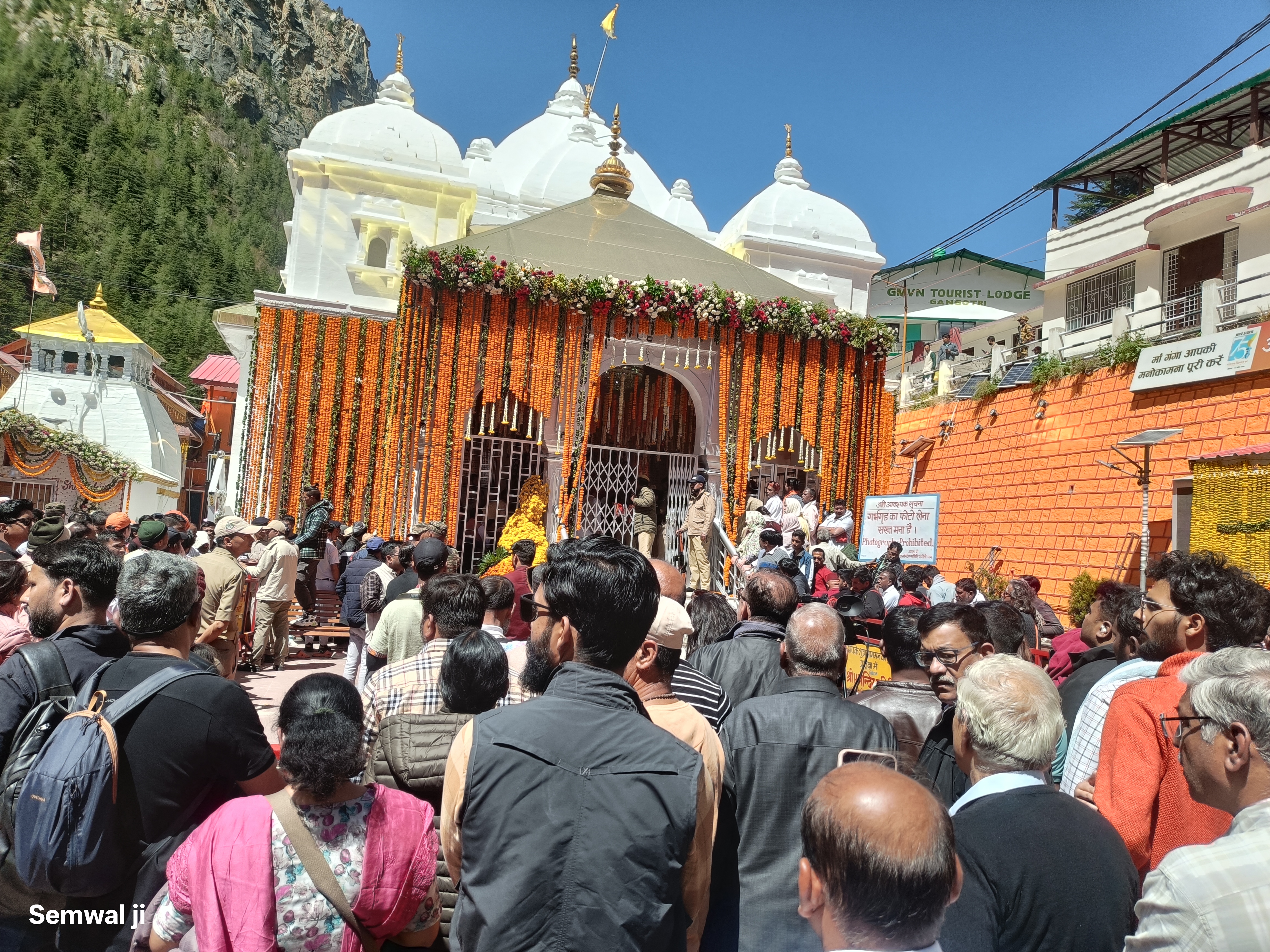 वैदिक मंत्रोच्चार के साथ खोले गया मां गंगा के कपाट । वैदिक मंत्रोच्चार के साथ खोले गया मां गंगा के कपाट ।