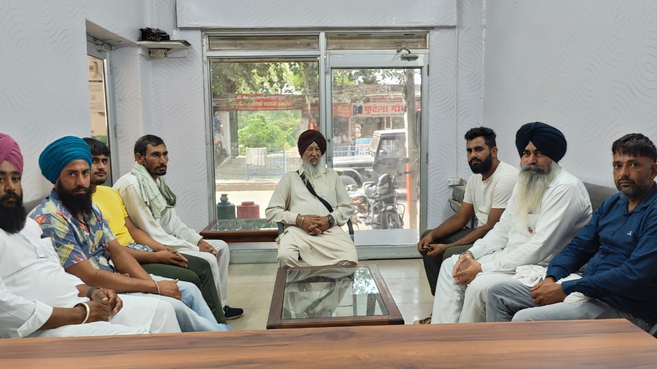 किसानों के साथ बैठक करते लखविंद्र सिंह। किसानों के साथ बैठक करते लखविंद्र सिंह।
