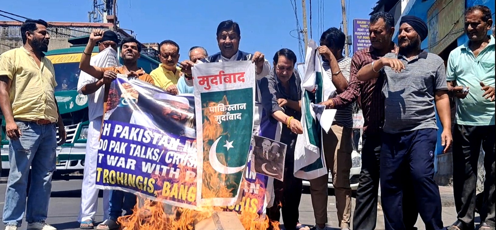 जम्मू में पाकिस्तान विरोधी प्रदर्शन; सीमा पर गोलीबारी और पहलगाम हमले पर युद्ध और जवाबी कार्रवाई की मांग