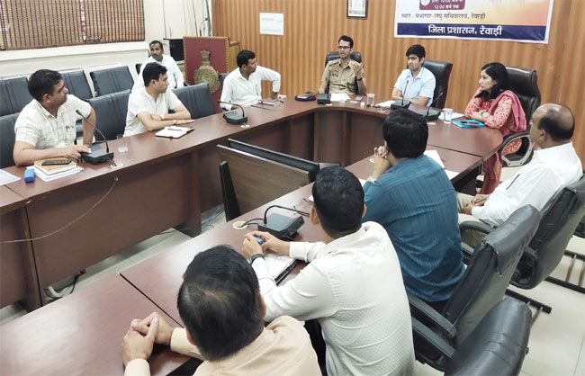 केंद्र अधीक्षकों की बैठक में आवश्यक दिशा निर्देश देते हुए डीसी अभिषेक मीणा। केंद्र अधीक्षकों की बैठक में आवश्यक दिशा निर्देश देते हुए डीसी अभिषेक मीणा।