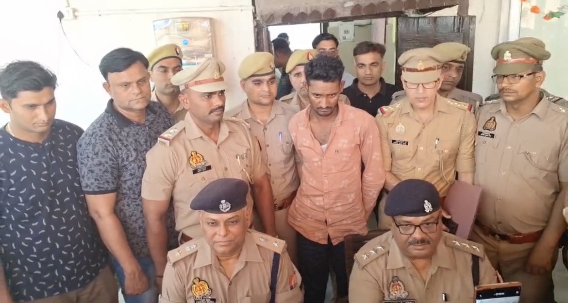 बरेली सिटी स्टेशन रेप कांड का ख़ुलासा करते आशुतोष शुक्ला, एसपी, जीआरपी बरेली सिटी स्टेशन रेप कांड का ख़ुलासा करते आशुतोष शुक्ला, एसपी, जीआरपी