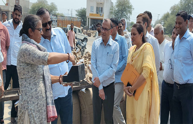 अनाज मंडी का दौरा करते एसीएस वी राजा शेखर वुंडरू। अनाज मंडी का दौरा करते एसीएस वी राजा शेखर वुंडरू।