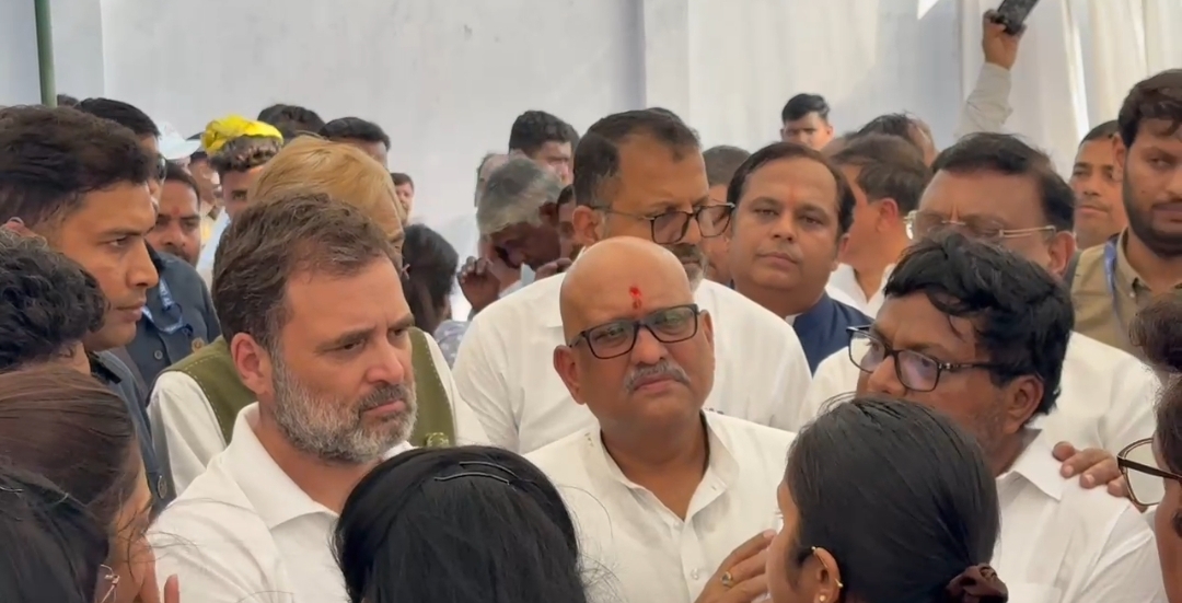 परिजनों से जानकारी लेते राहुल गांधी परिजनों से जानकारी लेते राहुल गांधी