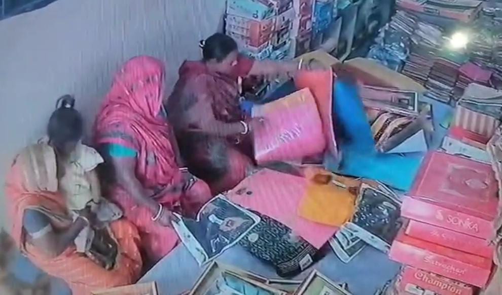 साड़ी चुराती महिलाएं साड़ी चुराती महिलाएं
