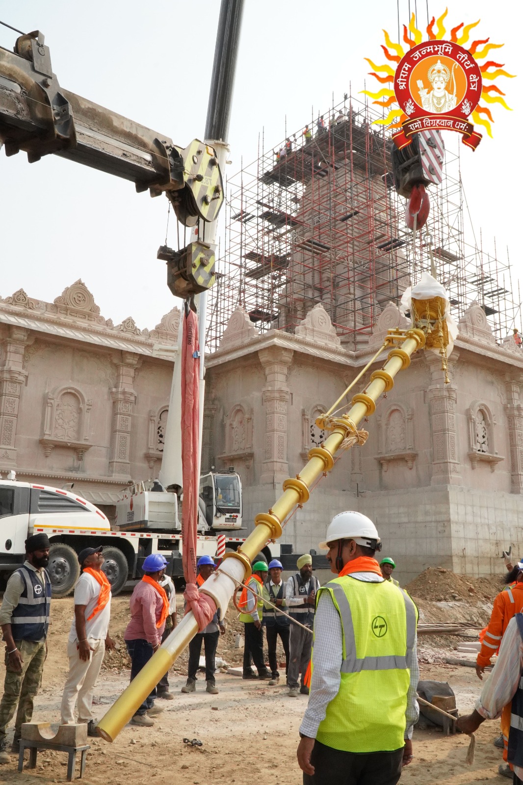 श्री गणेश मन्दिर पर पूजा अर्चना के साथ शिखर कलश और ध्वज दंड स्थापित किया गया श्री गणेश मन्दिर पर पूजा अर्चना के साथ शिखर कलश और ध्वज दंड स्थापित किया गया