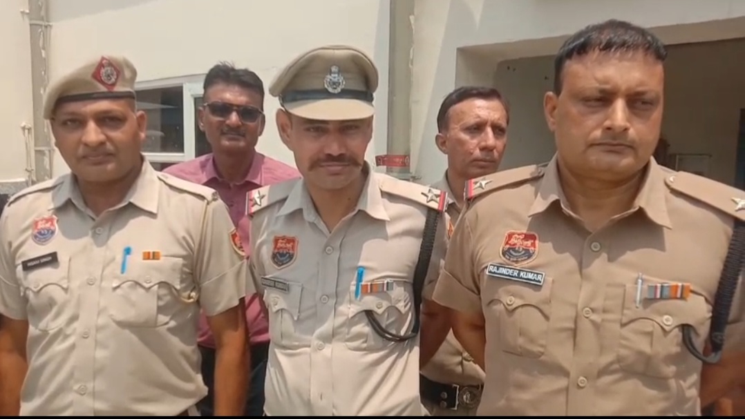 राजकीय रेलवे पुलिस के प्रभारी अपनी टीम के साथ राजकीय रेलवे पुलिस के प्रभारी अपनी टीम के साथ