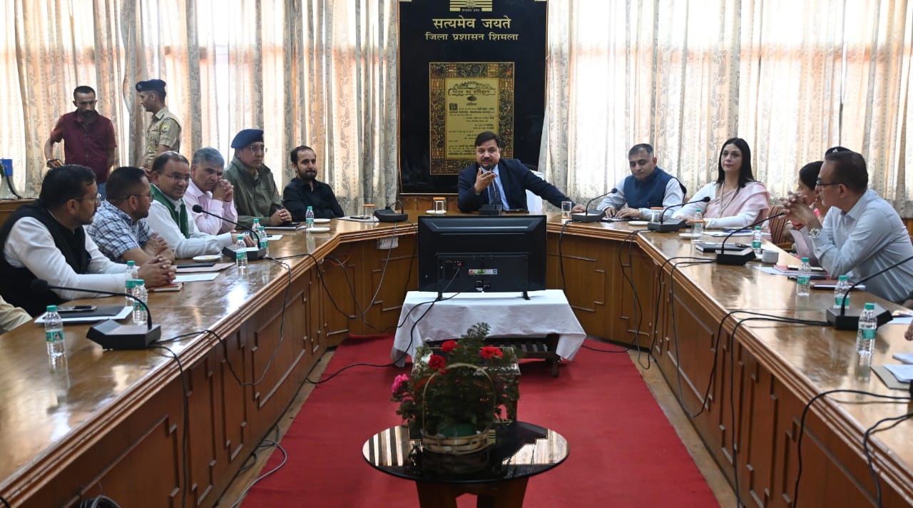 राष्ट्रपति दौरे की तैयारियों पर बैठक लेते हुए राष्ट्रपति दौरे की तैयारियों पर बैठक लेते हुए