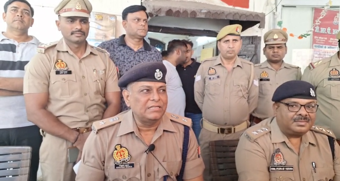 बरेली सिटी स्टेशन रेप कांड का ख़ुलासा करते आशुतोष शुक्ला, एसपी, जीआरपी बरेली सिटी स्टेशन रेप कांड का ख़ुलासा करते आशुतोष शुक्ला, एसपी, जीआरपी