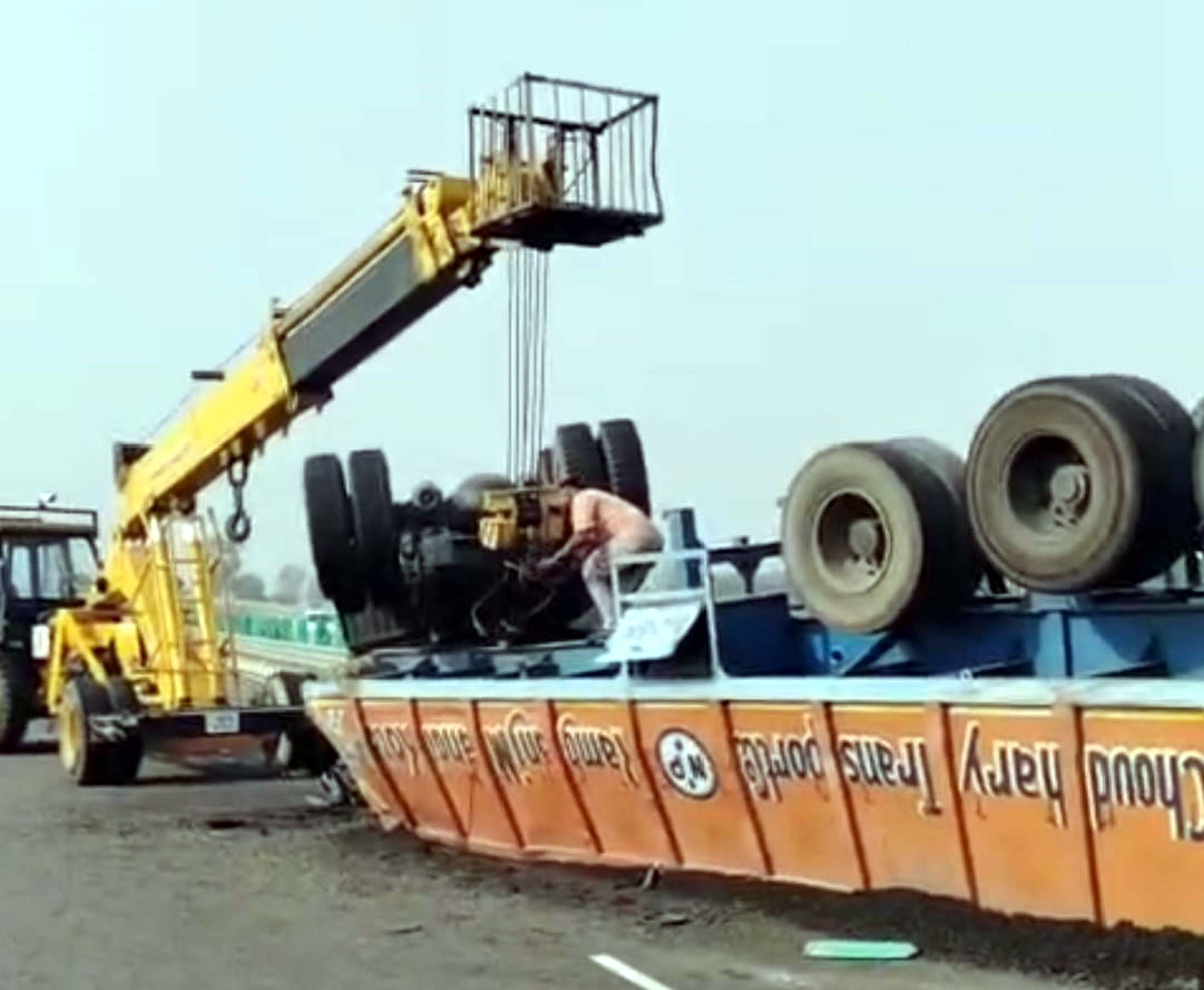 एनएच 152डी पर पलटा हुआ कंटेनर।