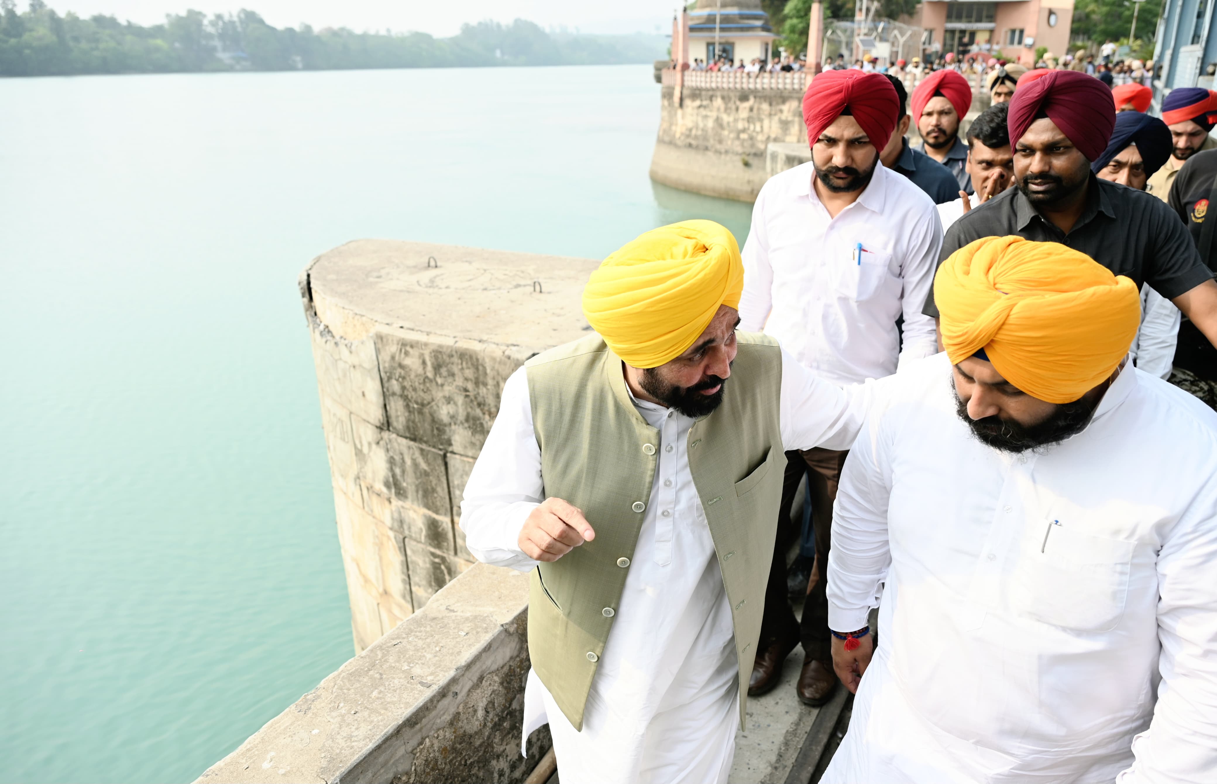 पंजाब के मुख्यमंत्री भगवंत मान भाखड़ा डैम का निरीक्षण करते हुए पंजाब के मुख्यमंत्री भगवंत मान भाखड़ा डैम का निरीक्षण करते हुए