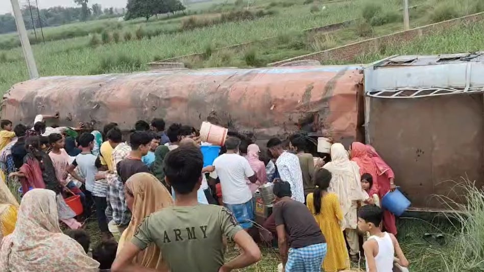 तेल लूटने वाले लोगो को खदेड़ती पुलिस तेल लूटने वाले लोगो को खदेड़ती पुलिस