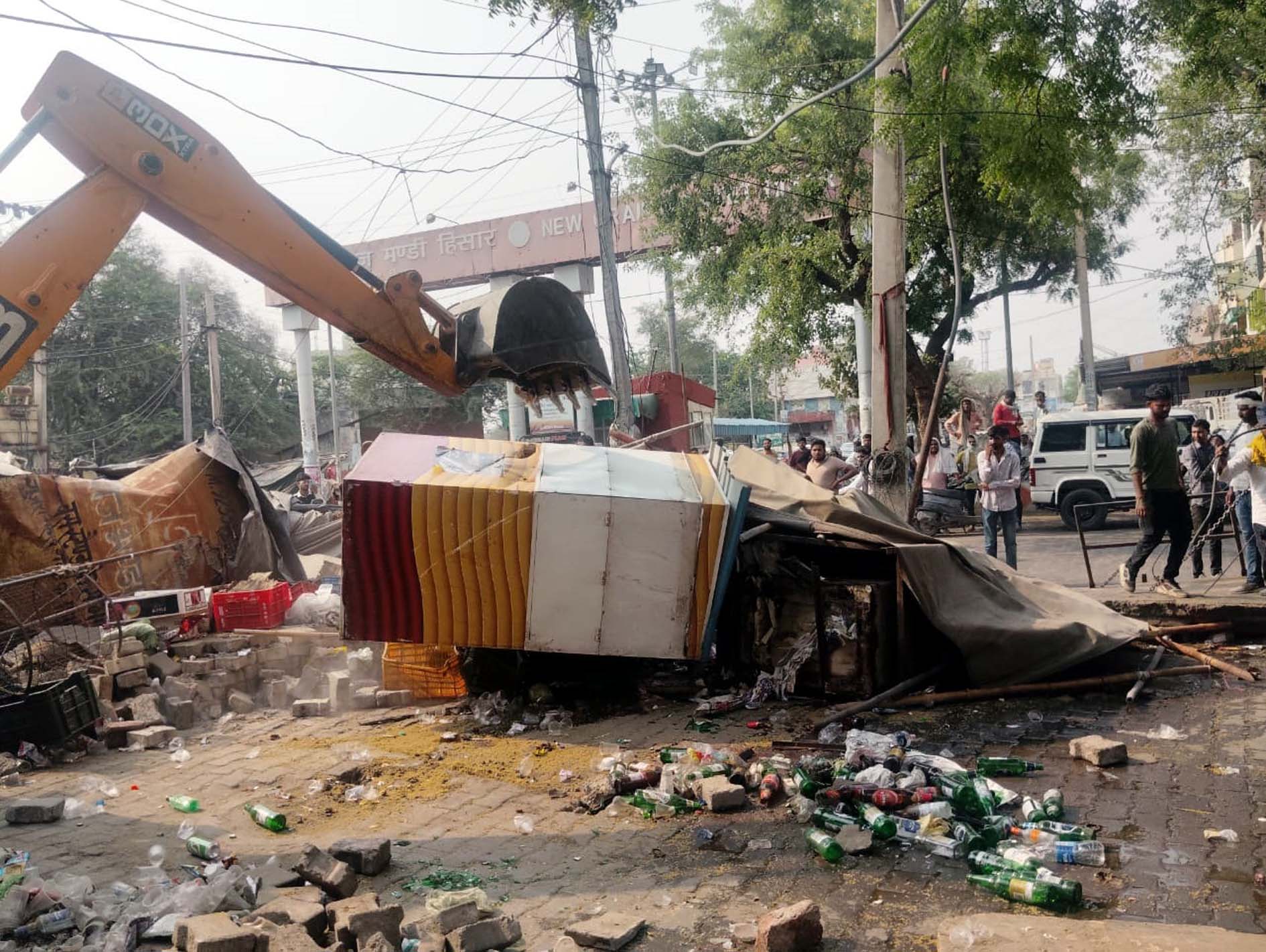 अतिक्रमण हटाते जेसीबी। अतिक्रमण हटाते जेसीबी।