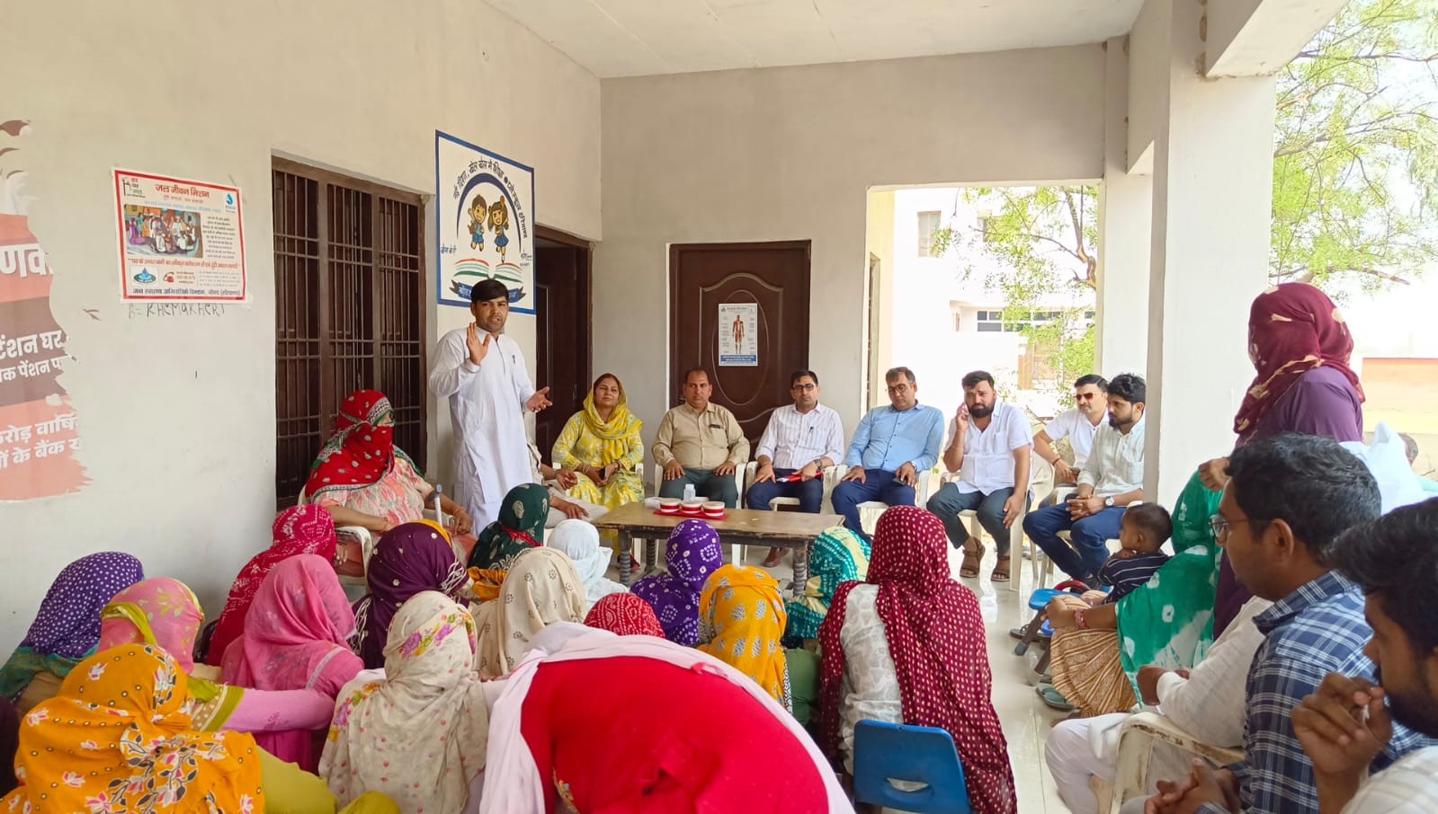 पेयजल समस्या सुनते हुए अधिकारी। पेयजल समस्या सुनते हुए अधिकारी।