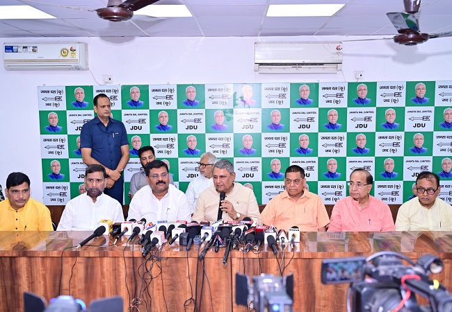 विजय चाैधरी मीडिया से बात करते हुए विजय चाैधरी मीडिया से बात करते हुए