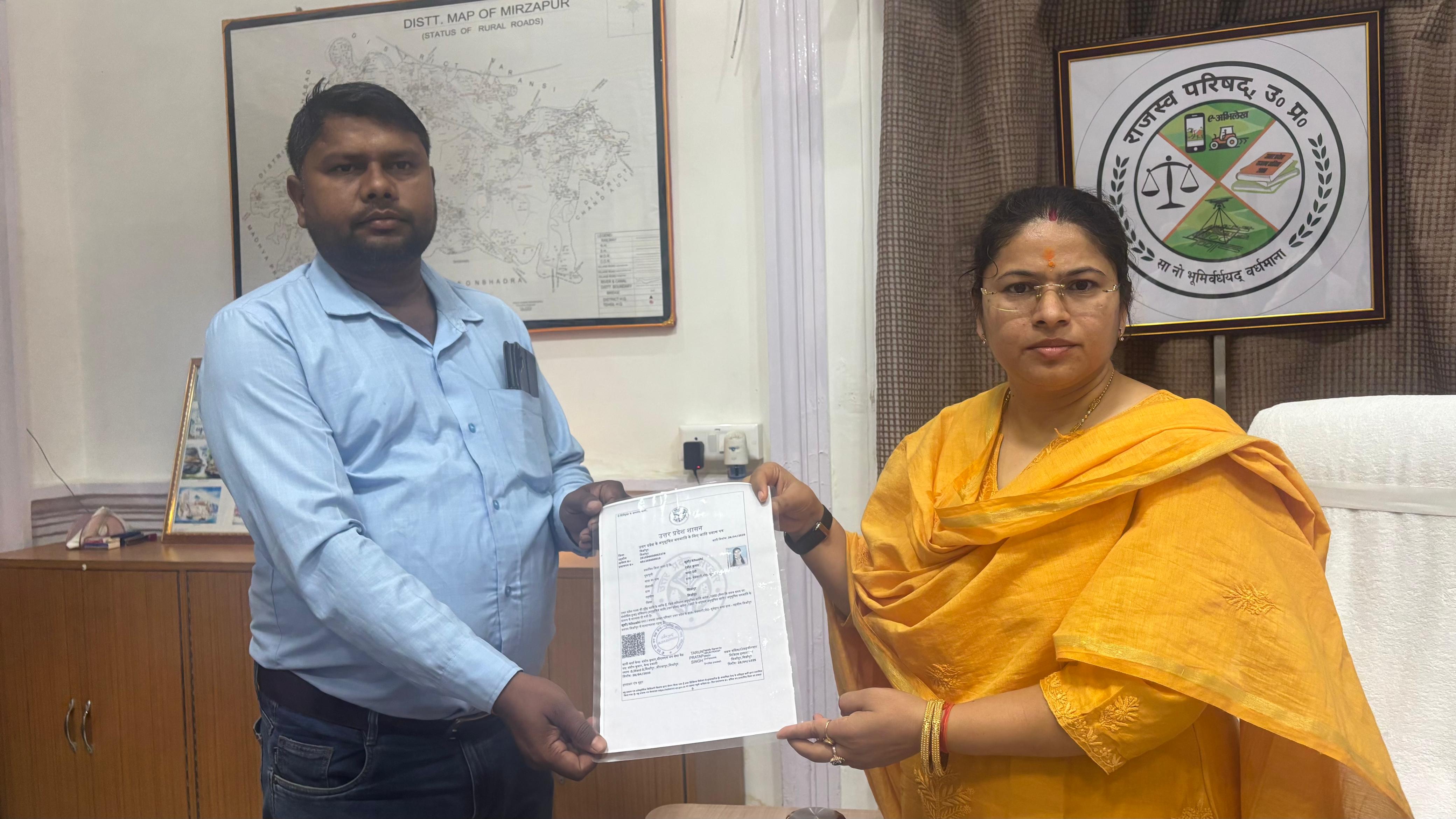 पात्र व्यक्ति को गोड़ जाति का प्रमाणपत्र देती जिलाधिकारी प्रियंका निरंजन पात्र व्यक्ति को गोड़ जाति का प्रमाणपत्र देती जिलाधिकारी प्रियंका निरंजन