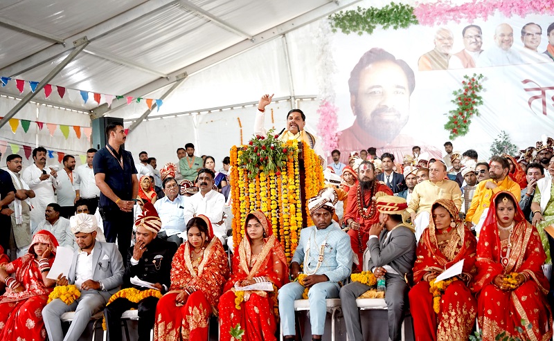 सामुहिक विवाह समारोह को संबोधित करते हुए मुख्यमंत्री डॉ. मोहन यादव सामुहिक विवाह समारोह को संबोधित करते हुए मुख्यमंत्री डॉ. मोहन यादव