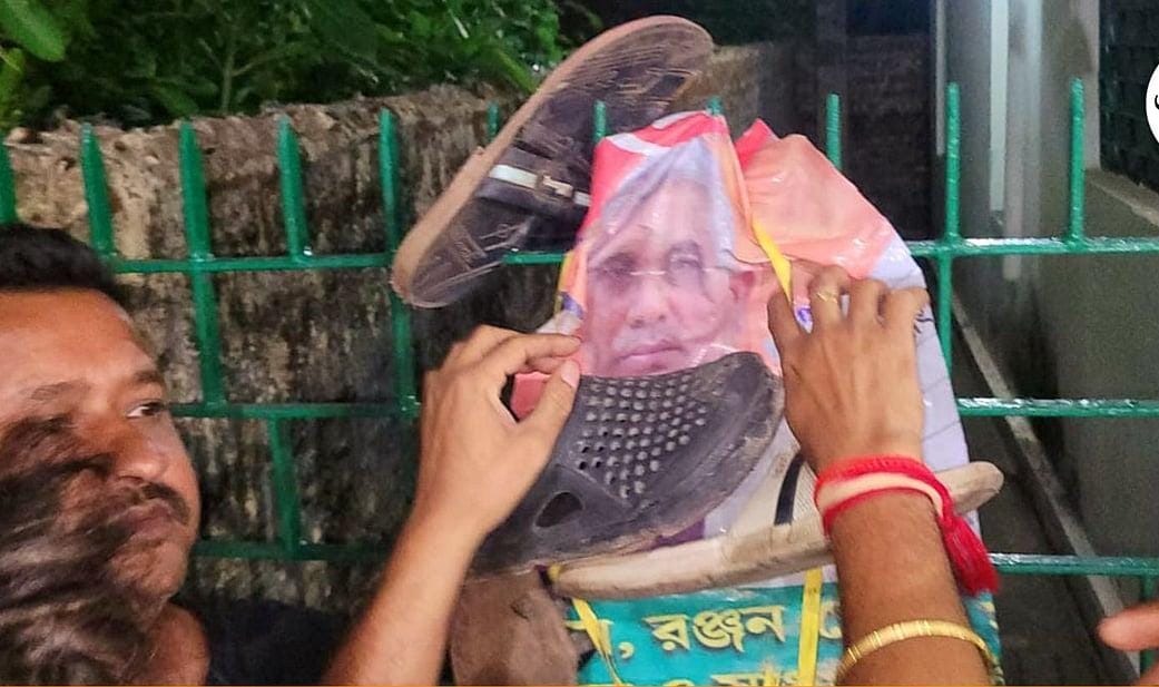 दिलीप घोष के खिलाफ प्रदर्शन दिलीप घोष के खिलाफ प्रदर्शन