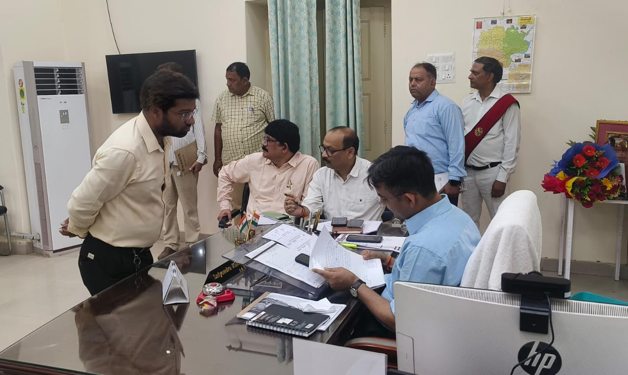 जनता दर्शन में जिलाधिकारी जनता दर्शन में जिलाधिकारी