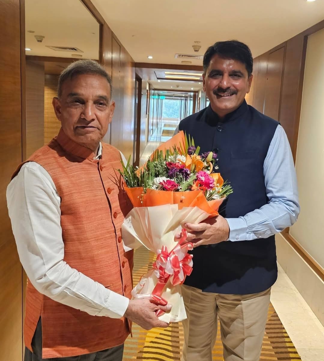 अमूल डेयरी चेयरमैन से मिलते पूर्व सांसद सत्यपाल सिंह का फाइल फोटो अमूल डेयरी चेयरमैन से मिलते पूर्व सांसद सत्यपाल सिंह का फाइल फोटो