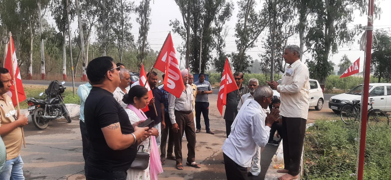 बैठक के दौरान मजदूर झंडा फेरा ते हुए बैठक के दौरान मजदूर झंडा फेरा ते हुए