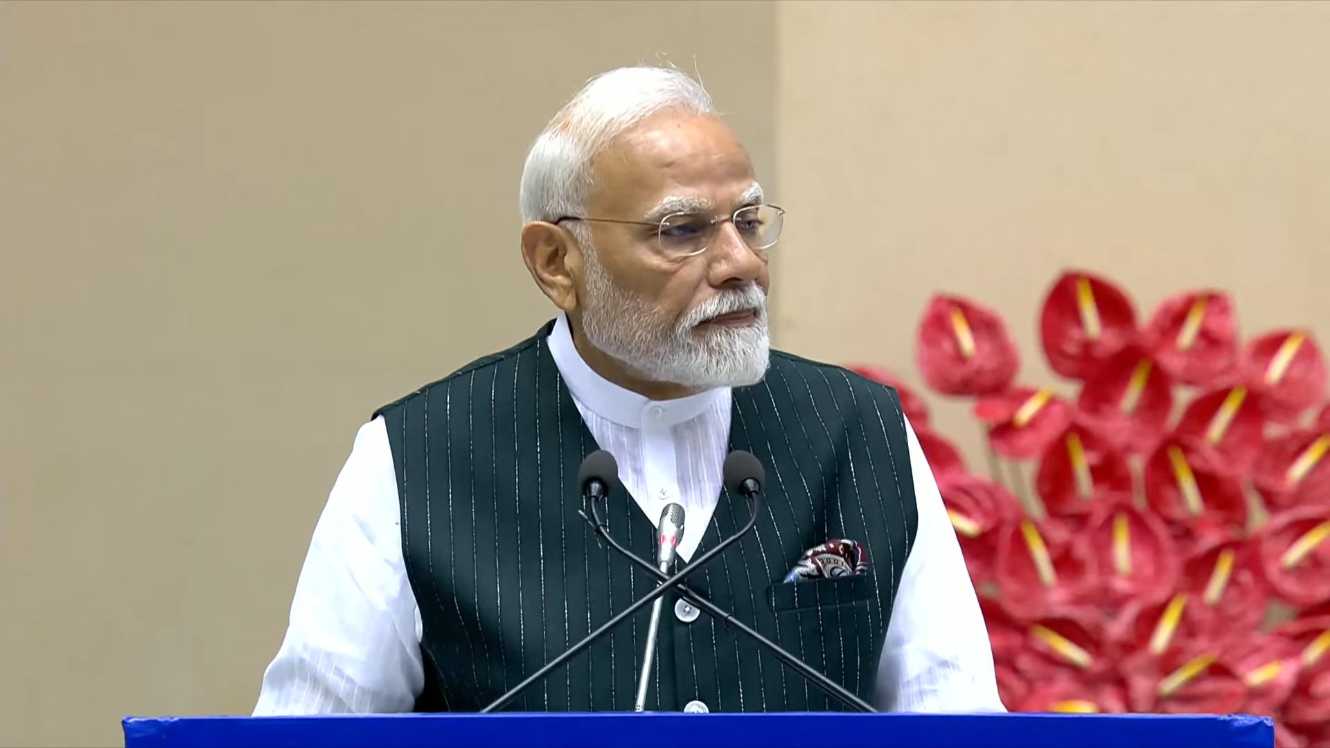 प्रधानमंत्री नरेन्द्र मोदी सोमवार को विज्ञान भवन में लोक सेवकों को संबोधित करते हुए प्रधानमंत्री नरेन्द्र मोदी सोमवार को विज्ञान भवन में लोक सेवकों को संबोधित करते हुए