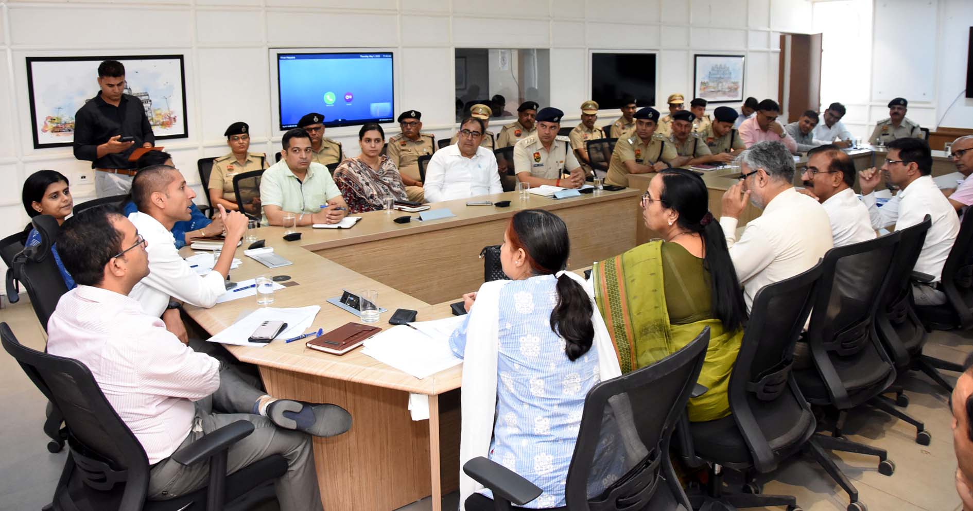 नीट परीक्षा बारे आयोजित बैठक में अधिकारियों को निर्देश देते उपायुक्त अनीश यादव। नीट परीक्षा बारे आयोजित बैठक में अधिकारियों को निर्देश देते उपायुक्त अनीश यादव।