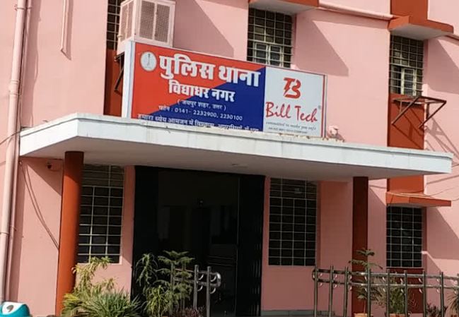 शिवपुराण कथा में घुसी गैंगः मोबाइल-चेन और पर्स चोरी की एक दर्जन वारदातों को दिया अंजाम शिवपुराण कथा में घुसी गैंगः मोबाइल-चेन और पर्स चोरी की एक दर्जन वारदातों को दिया अंजाम