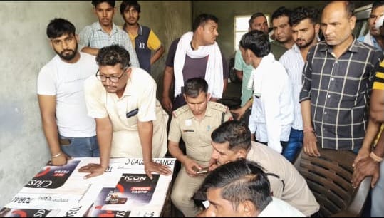 सीसी टीवी फूटेज को देखते हुए पुलिसकर्मी। सीसी टीवी फूटेज को देखते हुए पुलिसकर्मी।