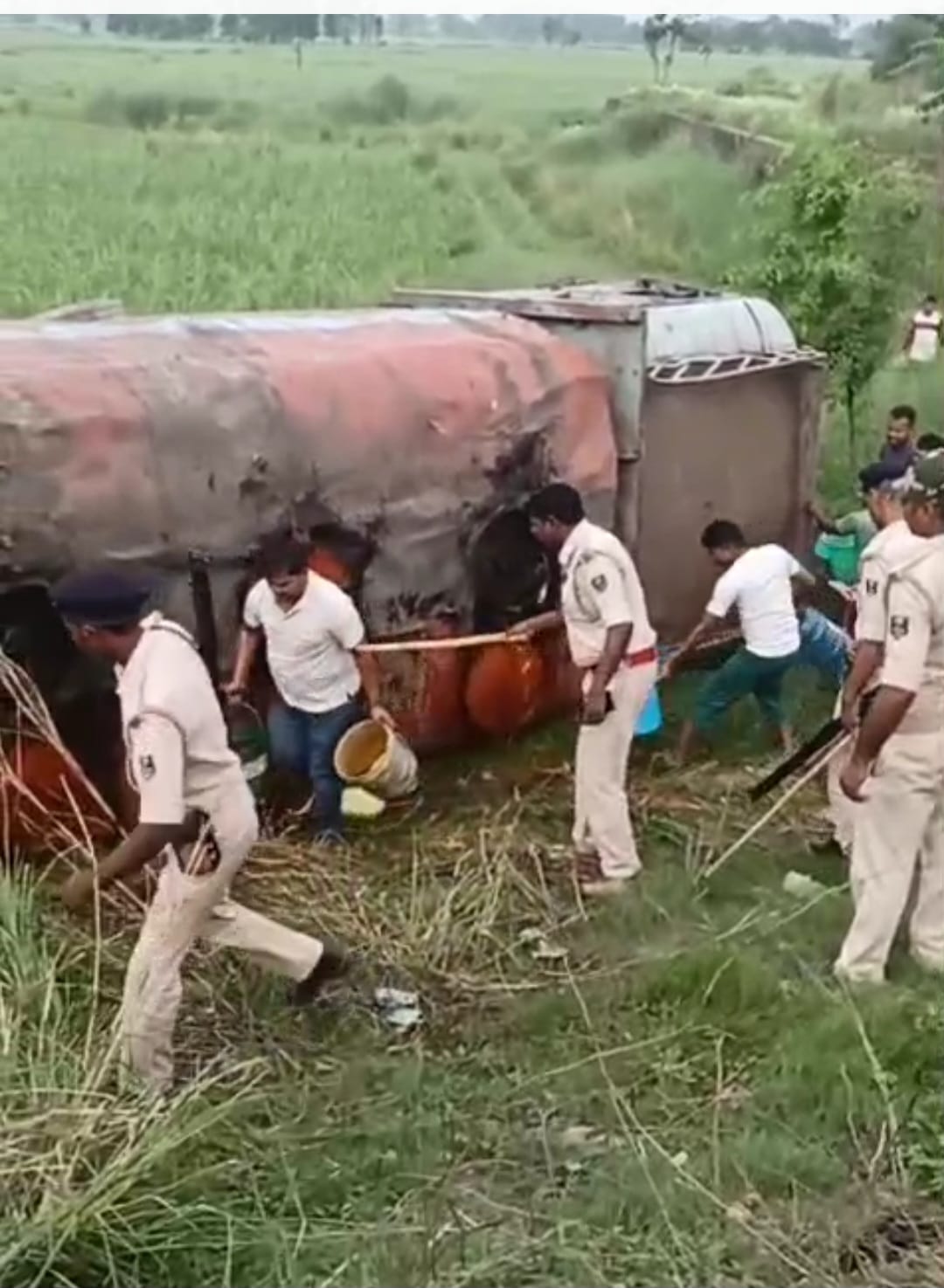 सड़क किनारे पलटी तेल टैंकर सड़क किनारे पलटी तेल टैंकर