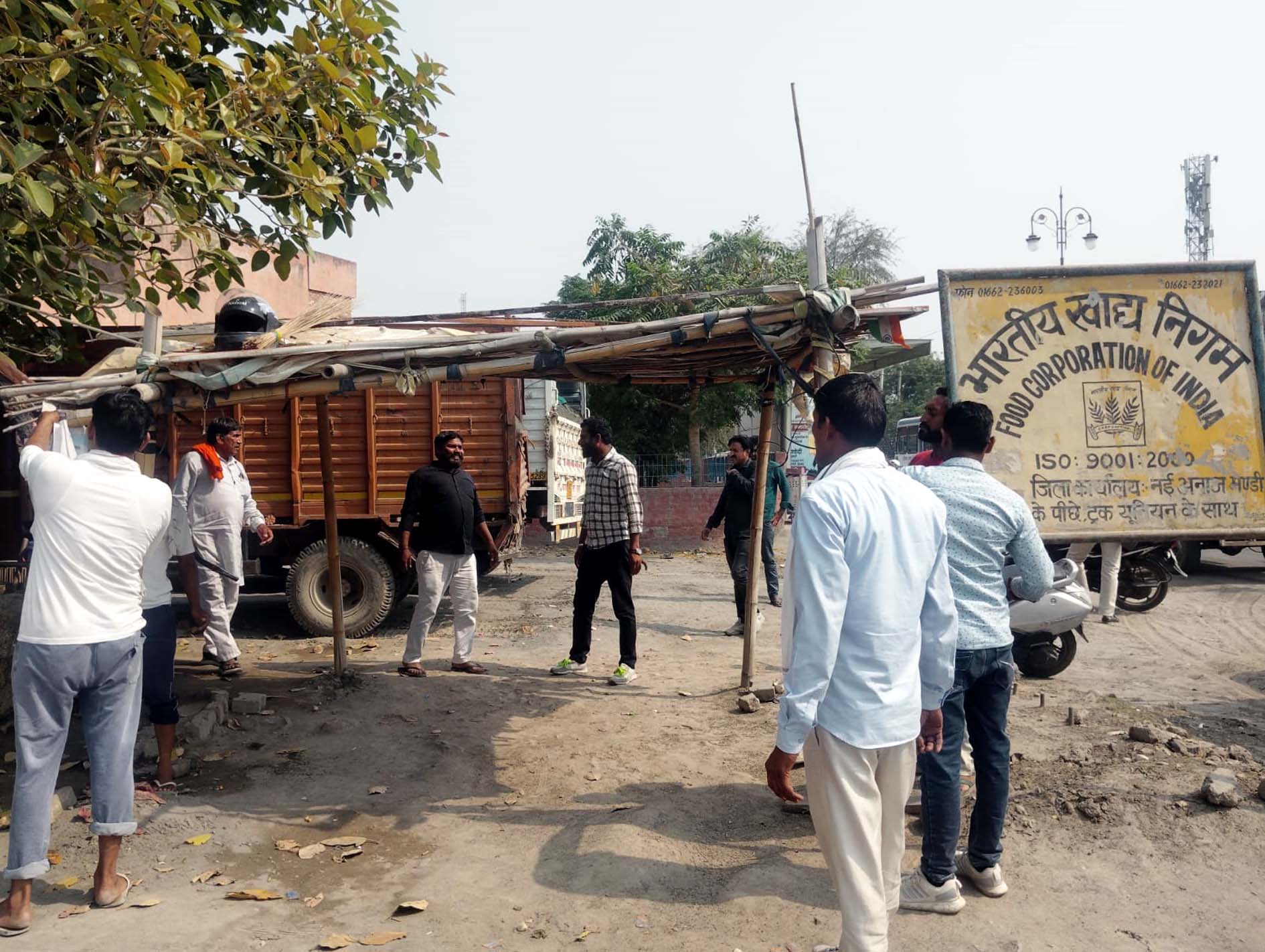 सामान उठते निगम कर्मचारी। सामान उठते निगम कर्मचारी।