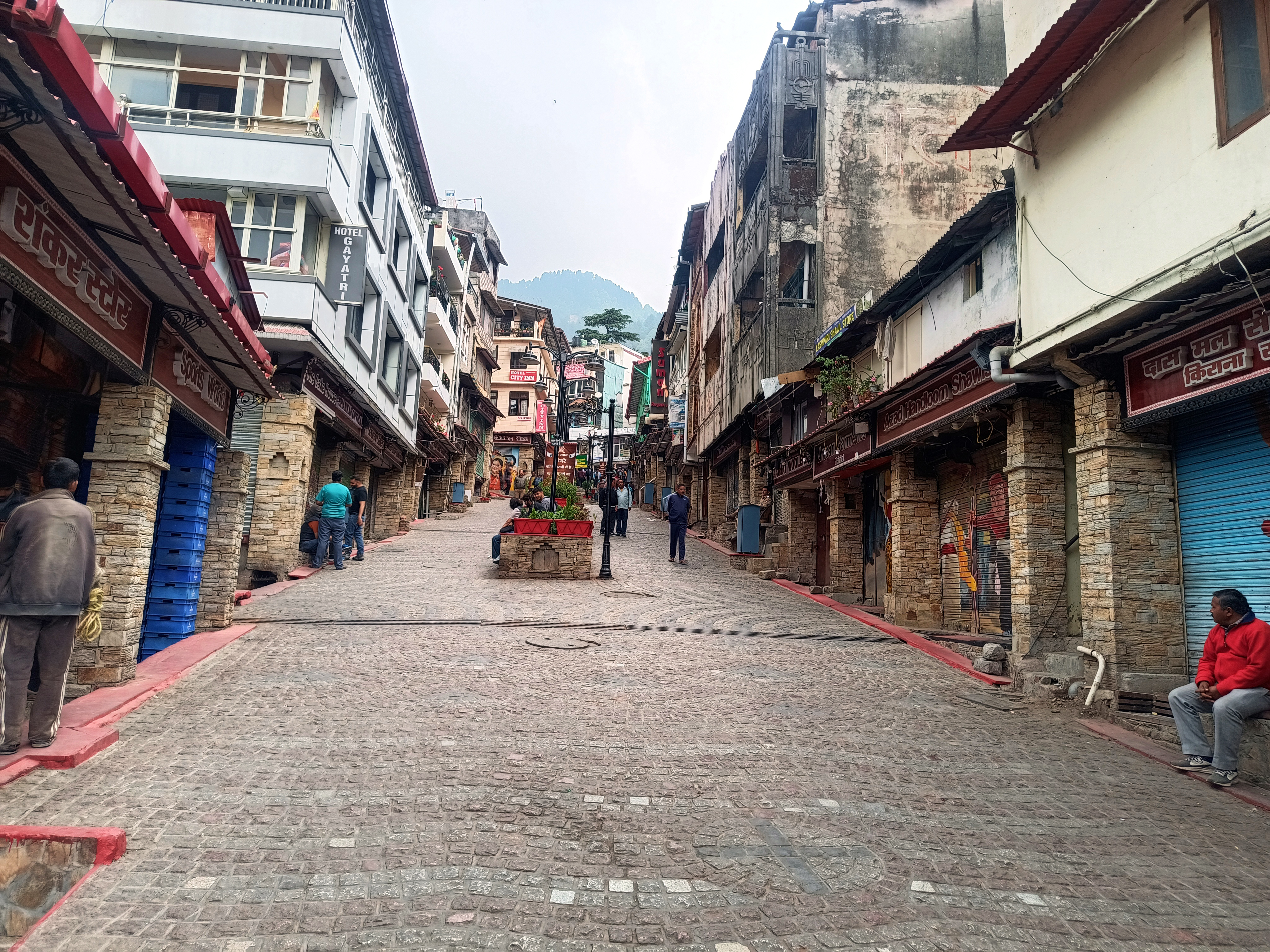 नैनीताल की मल्लीताल खड़ी बाजार में पसरी शांति। नैनीताल की मल्लीताल खड़ी बाजार में पसरी शांति।